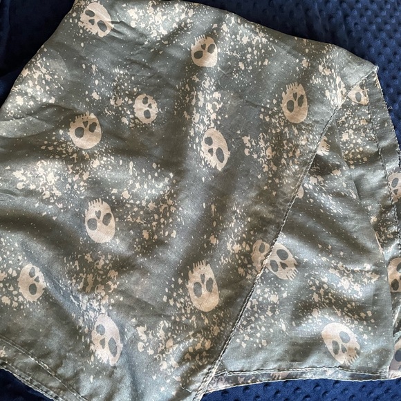 Scull Print Grey and White Lightweight Scarf - Size OS - Picture 3 of 7